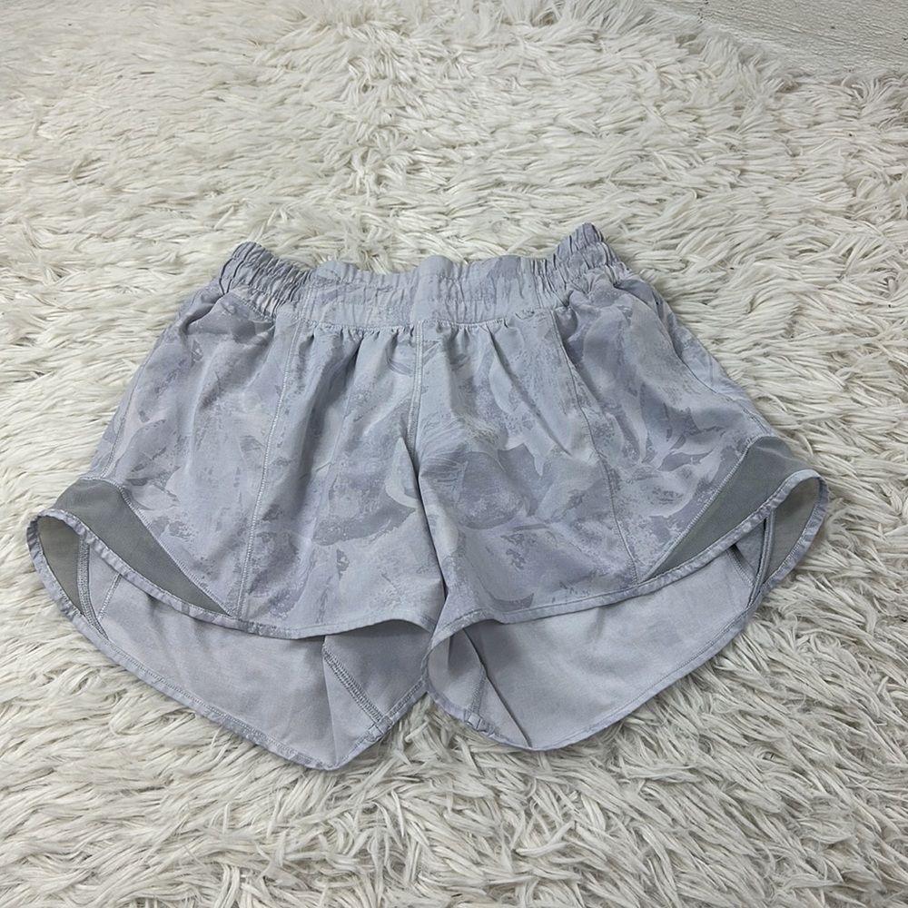 Lululemon Hotty Hot Short II *Long 4" Mini Tropical Shadow Starlight Multi